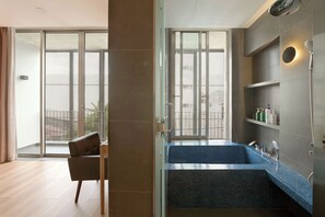 Shower, hair dryer, towels, soap - Gorgeous 4-bedroom Townhome with Full AC in vibrant Đà Nẵng (Đà Nẵng)