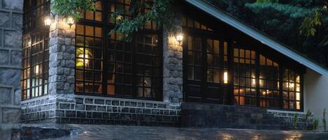 Vista frontal de la propiedad