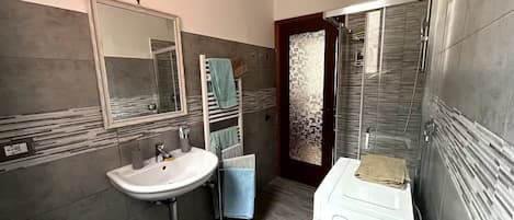 Dusche, Haartrockner, Bidet, Handtücher