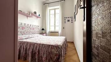 2 bedrooms, iron/ironing board, bed sheets