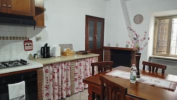 KĂŒhlschrank, Herdplatte, Wasserkocher mit Kaffee-/Teezubehör