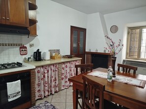 冷蔵庫、コンロ、コーヒー / ティーメーカー、電気ポット