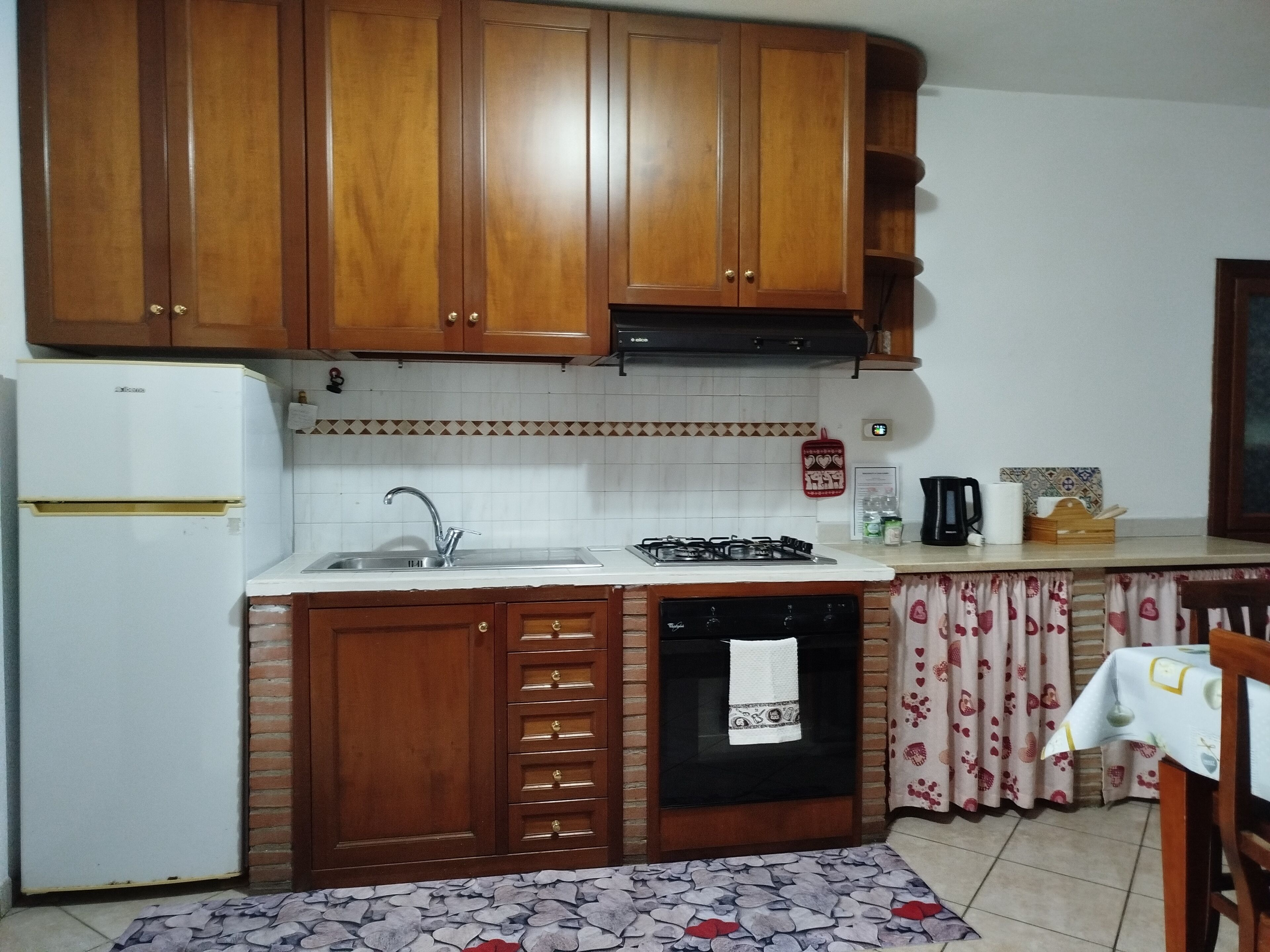 Réfrigérateur, plaque de cuisson, cafetière/bouilloire