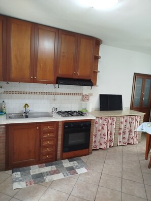 Kühlschrank, Herdplatte, Wasserkocher mit Kaffee-/Teezubehör