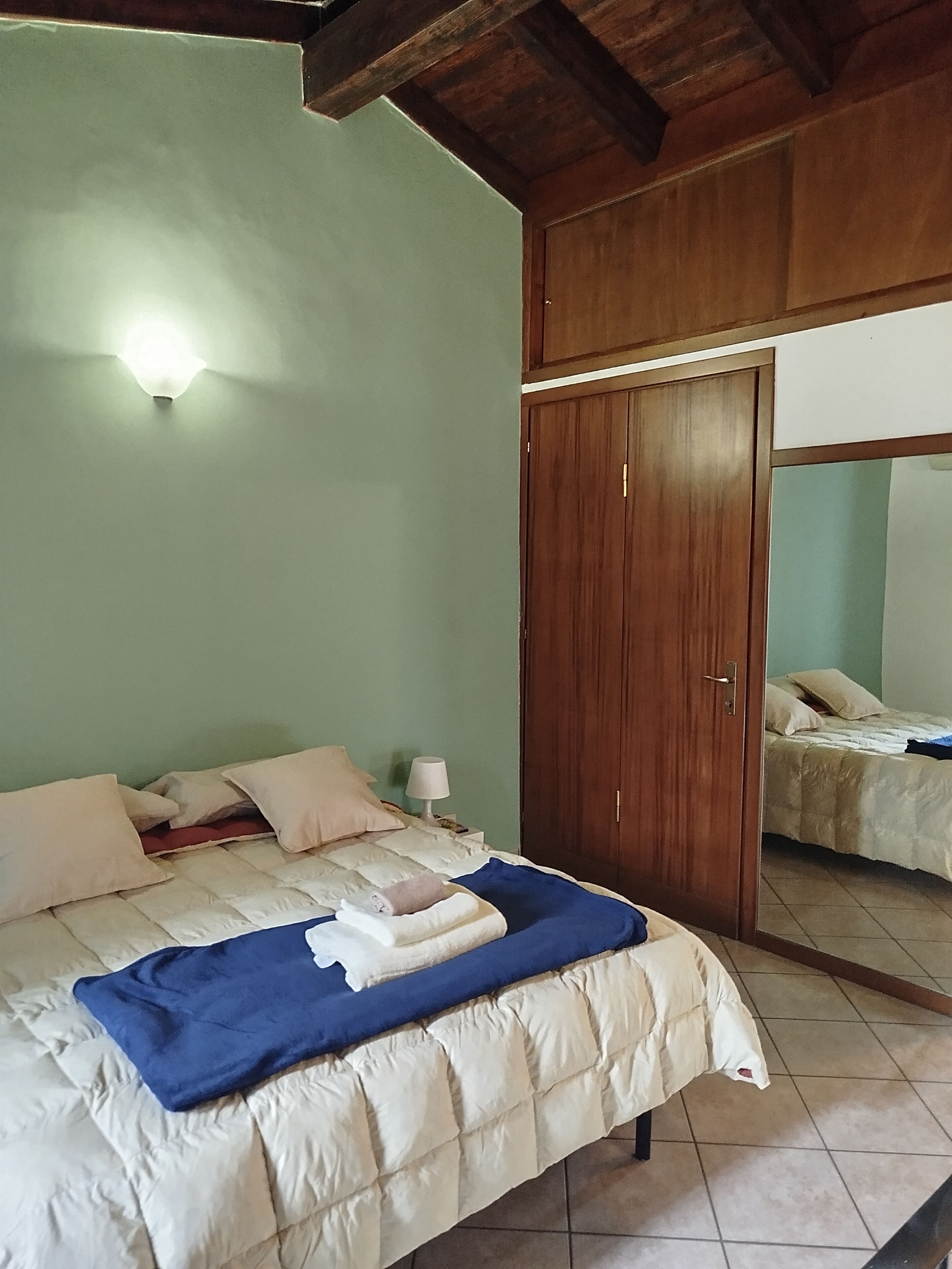 1 chambre, fer et planche à repasser, draps fournis