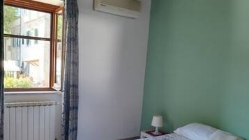 1 camera, ferro/asse da stiro, lenzuola