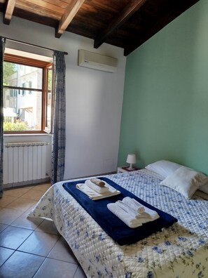 1 bedroom, iron/ironing board, bed sheets - Gabry House - sunset on the lake (anguillara sabazia)