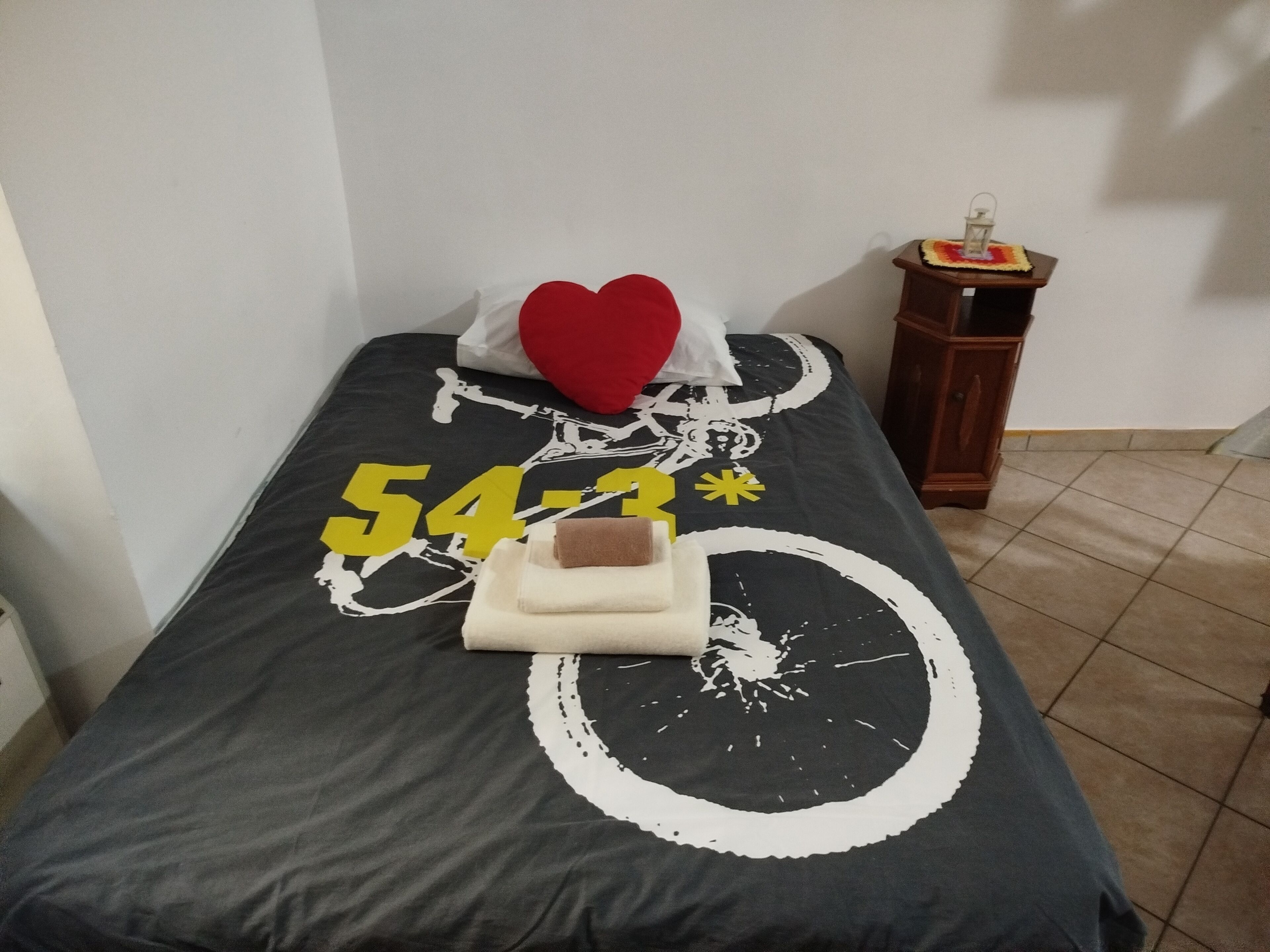 1 chambre, fer et planche à repasser, draps fournis