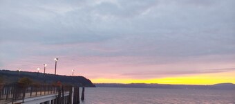 Gabry House - sunset on the lake
