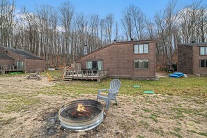 Terrace/patio - Serene Northern Michigan 3-bedroom townhome near Boyne Mountain and Gaylord (Gaylord)