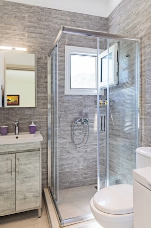 Regadera, secadora de cabello, toallas, jabón