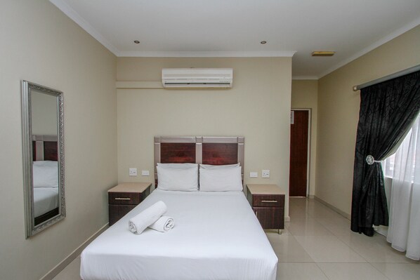 Deluxe Double Room - PLM Golden Lodge (Berea)