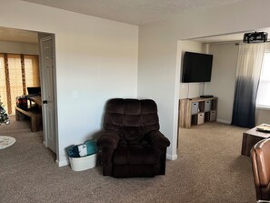 Living area - Beautiful 3-bedroom house in fabulous Saratoga perfect for your getaway! (Saratoga)