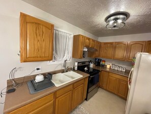 Private kitchen - Beautiful 3-bedroom house in fabulous Saratoga perfect for your getaway! (Saratoga)