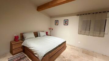 3 habitaciones, muebles diferentes y ropa de cama