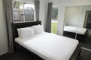 Apartemen | 4 kamar tidur, ruang kerja ramah laptop, dan seprai linen