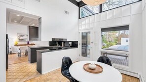 Micro-ondes, four, plaque de cuisson, cafetière/bouilloire