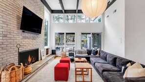 TV connectée, cheminée, chaîne hi-fi