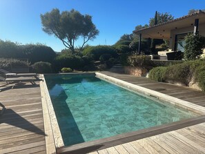 Pool - Modern open house with sea view, waxed concrete, lime and wood (Porto-Vecchio)