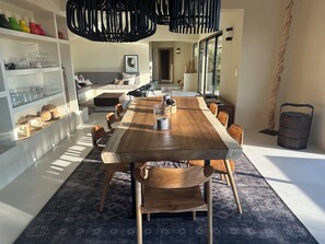 Dining - Modern open house with sea view, waxed concrete, lime and wood (Porto-Vecchio)