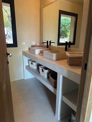 Interior - Modern open house with sea view, waxed concrete, lime and wood (Porto-Vecchio)