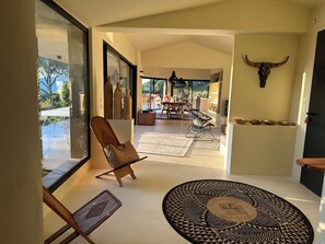 Interior - Modern open house with sea view, waxed concrete, lime and wood (Porto-Vecchio)