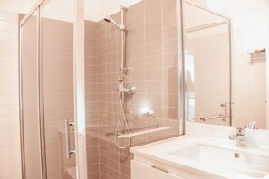 Apartment | Bathroom | Hair dryer - Beautiful Apartment in Lisboa With Terrace (Lisbon)