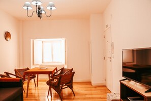 Apartment | Dining - Beautiful Apartment in Lisboa With Terrace (Lisbon)