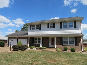 Exterior - Spacious 5BR Retreat with Pool, Fireplaces & Multi-Game Table – Northside Bliss! (Evansville)