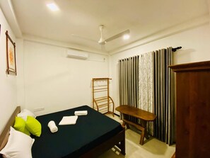 Family Villa, 3 Bedrooms, Garden View - New white villa àhàngàmà  (Ahangama)