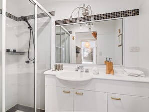 Apartment | Bathroom | Towels - Spacious 2-bed With Private Rooftop & BBQ Access (Brisbane)