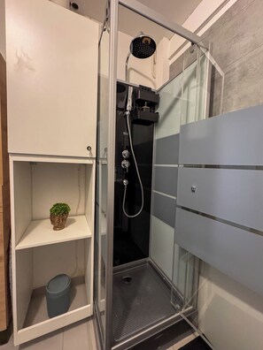 Douche, sèche-cheveux, serviettes fournies, savon