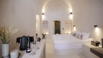 Altheda Suite with Indoor Jetted Tub | Free WiFi