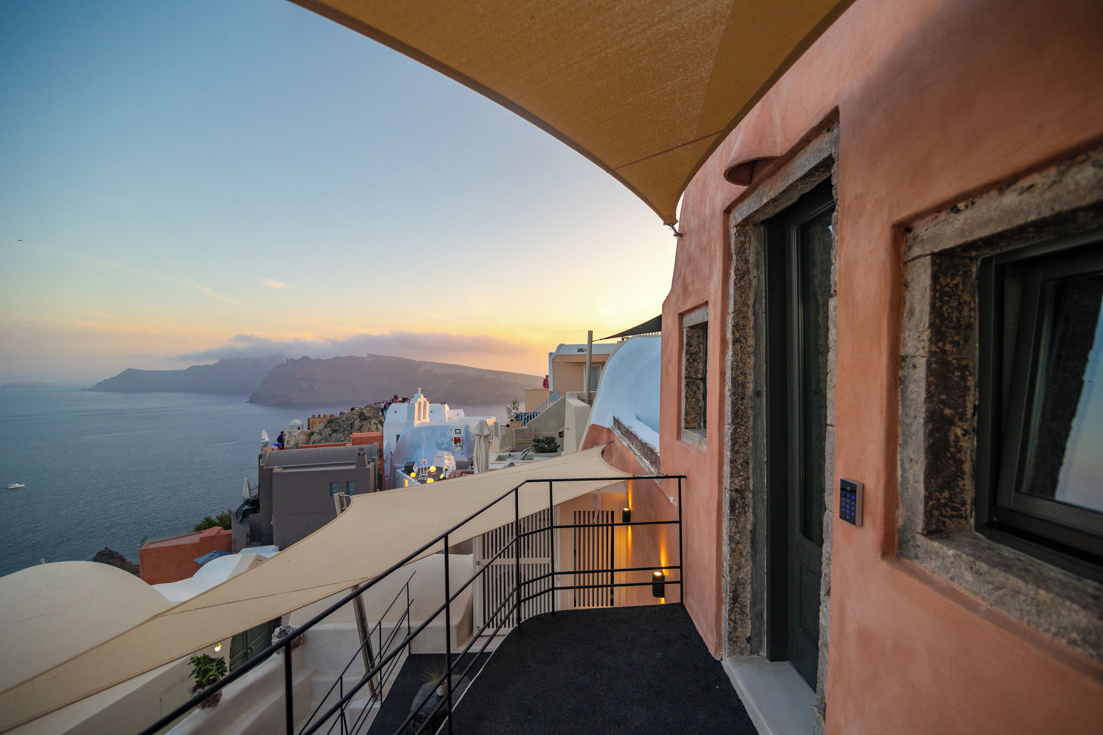 Aether Suite with Caldera View & Outdoor Jetted Tub | Terrace/patio