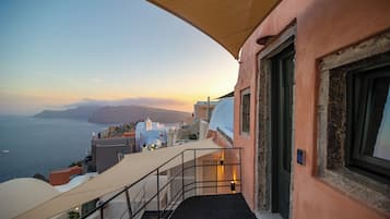 Aether Suite with Caldera View & Outdoor Jetted Tub | Terrace/patio