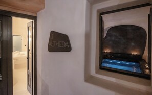 Altheda Suite with Indoor Jetted Tub | 入口