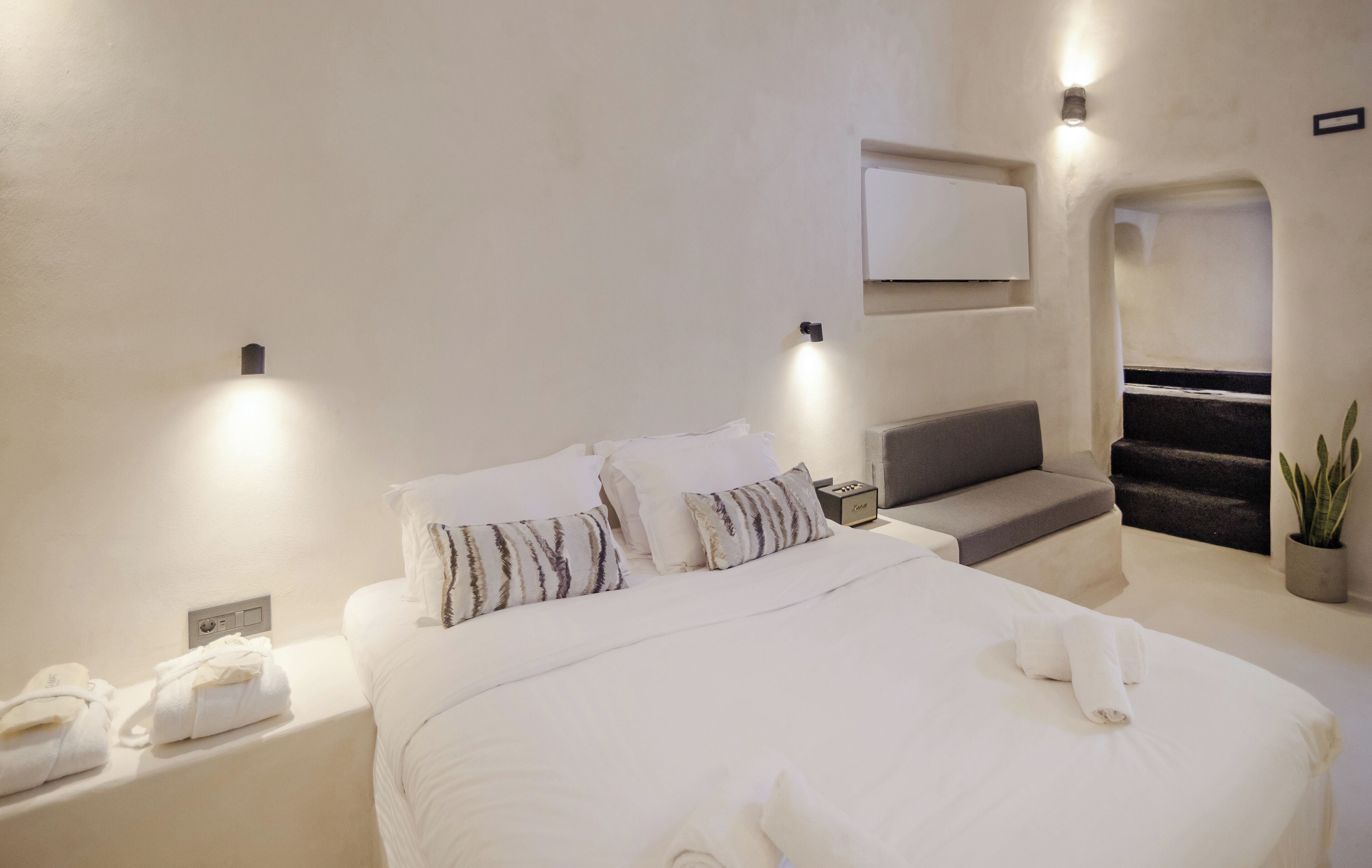 Altheda Suite with Indoor Jetted Tub | Free WiFi