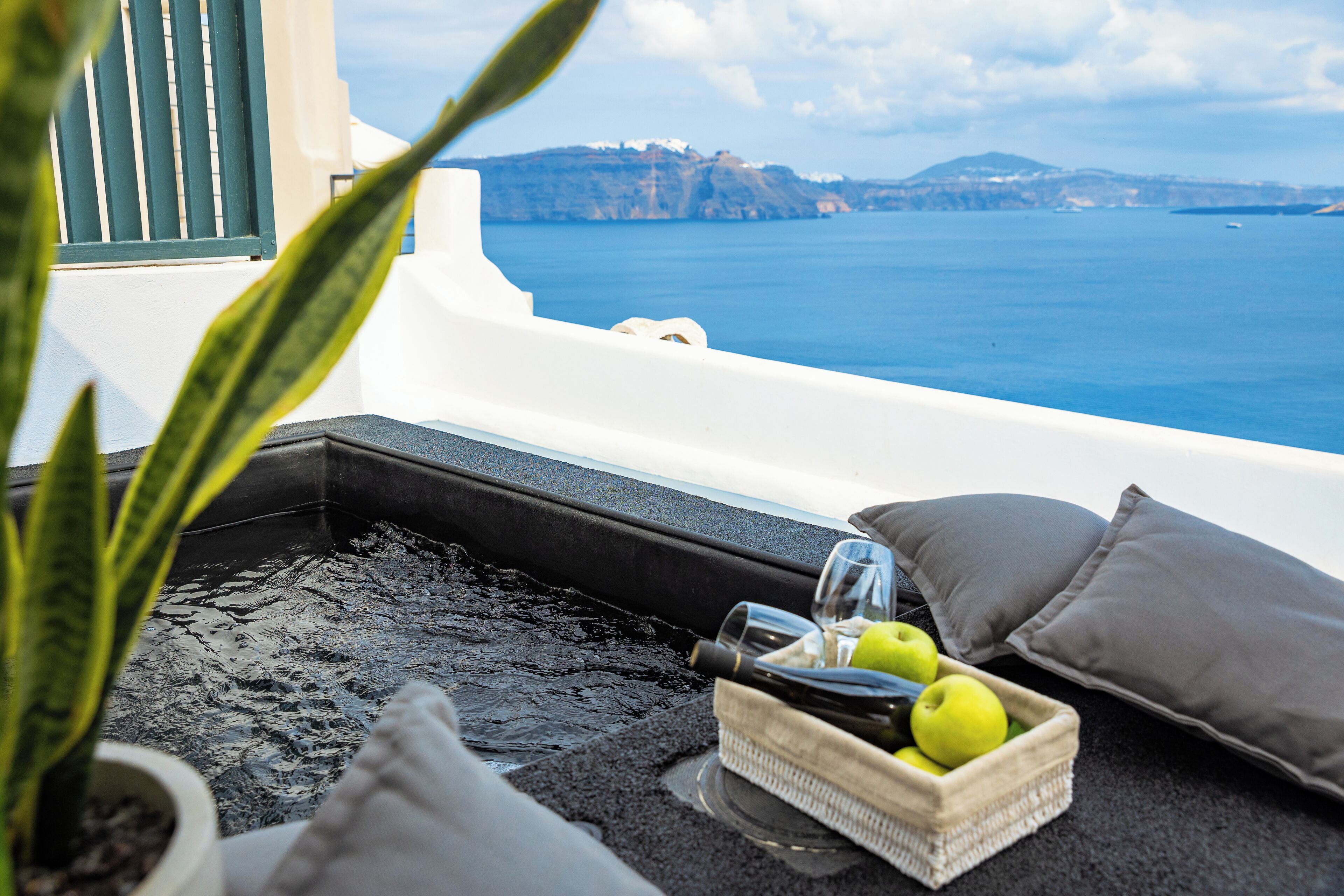 Callista Two Bedroom Villa with Caldera View & Outdoor Jetted Tub | Terrasse/Patio