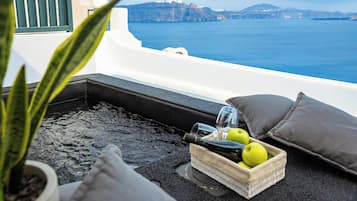 Callista Two Bedroom Villa with Caldera View & Outdoor Jetted Tub | Terrasse/Patio