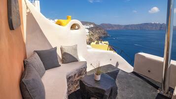 Aether Suite with Caldera View & Outdoor Jetted Tub | Terrace/patio