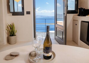 Aether Suite with Caldera View & Outdoor Jetted Tub | Área de sala de estar