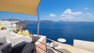 Aether Suite with Caldera View & Outdoor Jetted Tub | Terrace/patio