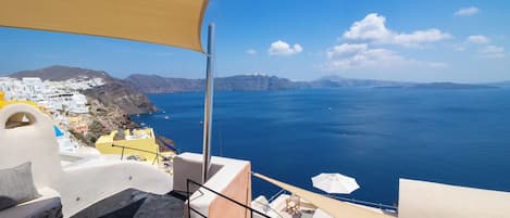 Aether Suite with Caldera View & Outdoor Jetted Tub | Terrace/patio