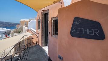 Aether Suite with Caldera View & Outdoor Jetted Tub | 露台/庭院