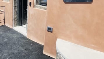 Aether Suite with Caldera View & Outdoor Jetted Tub | Terrace/patio