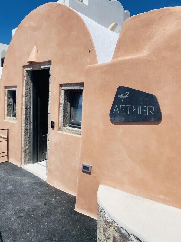 Aether Suite with Caldera View & Outdoor Jetted Tub | Terrace/patio