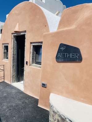 Aether Suite with Caldera View & Outdoor Jetted Tub | Terrace/patio - One of One Suites (Santorini)