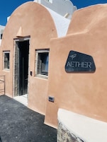 Aether Suite with Caldera View & Outdoor Jetted Tub | Terrace/patio