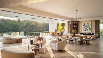Vila superluxo, várias camas, acesso à piscina, vista para o oceano (Stradella Mansion) | Opções para refeição