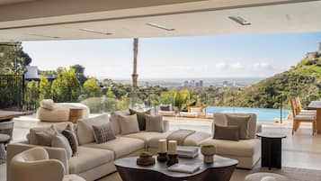 Vila superluxo, várias camas, acesso à piscina, vista para o oceano (Stradella Mansion) | Opções para refeição ao ar livre